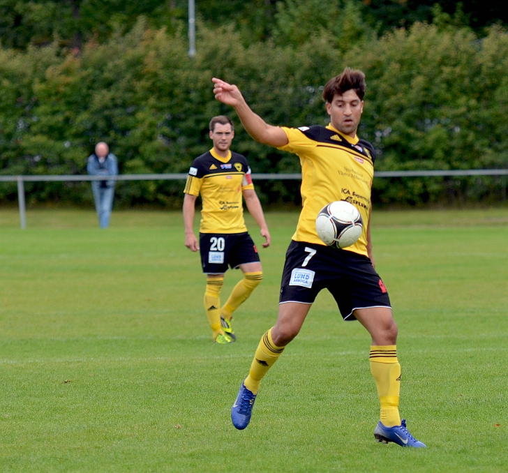 2012_0909_18.JPG - Karim Safari tar kontroll över bollen