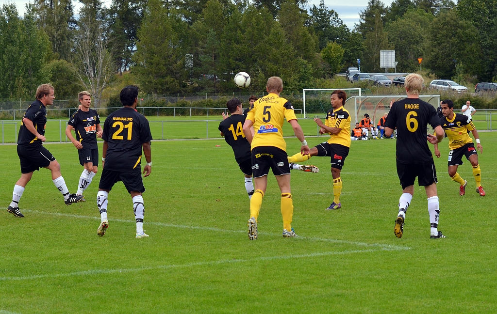 2012_0909_19.JPG - Mack försöker att få igenom bollen i ett samlat medåkersförsvar