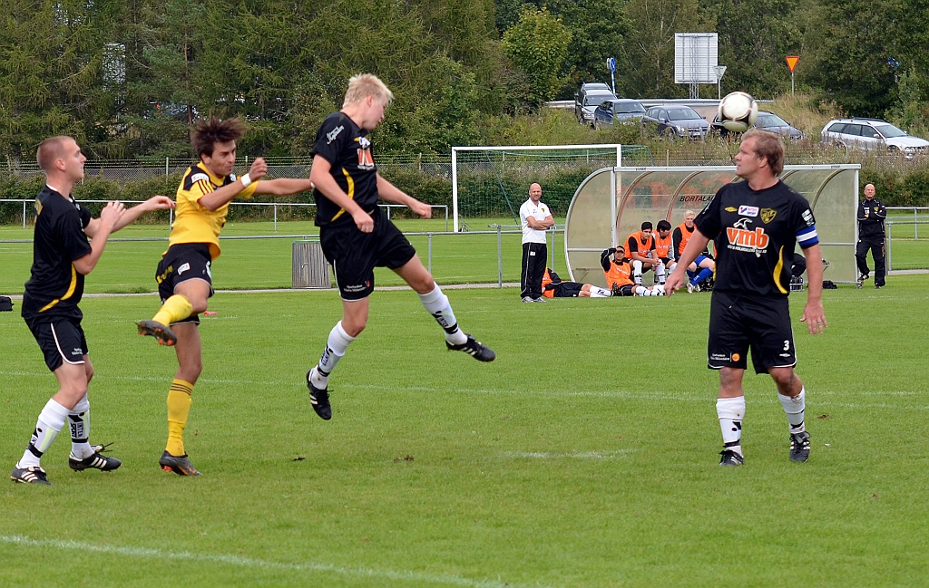 2012_0909_20.JPG - Medåkers Martin Haglind nickar undan bollen