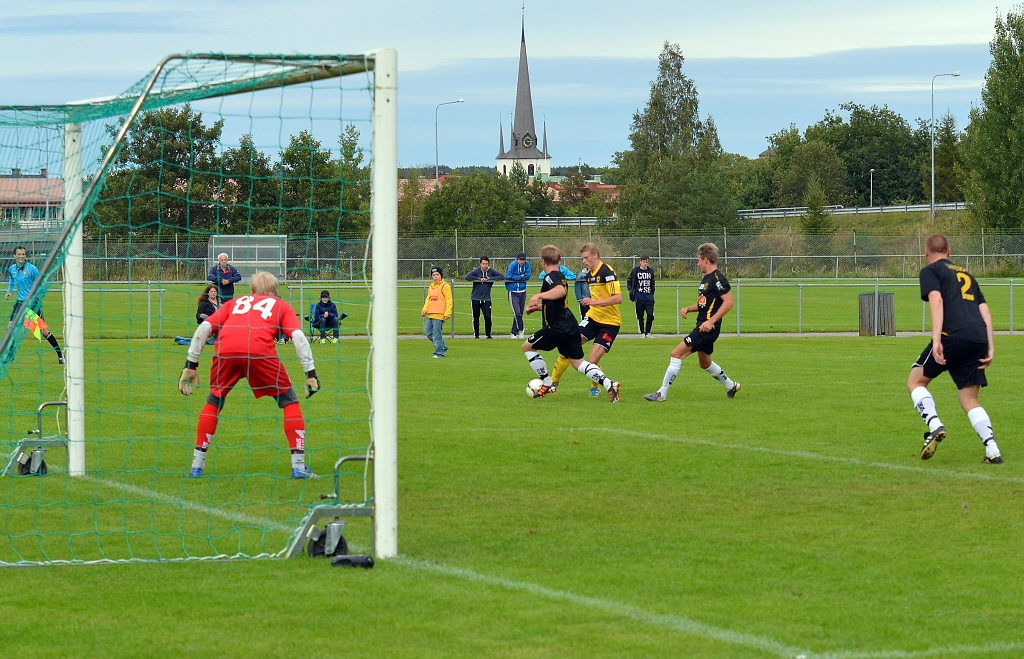 2012_0909_21.JPG - Filip Stjernfeldt försöker att komma till avslut