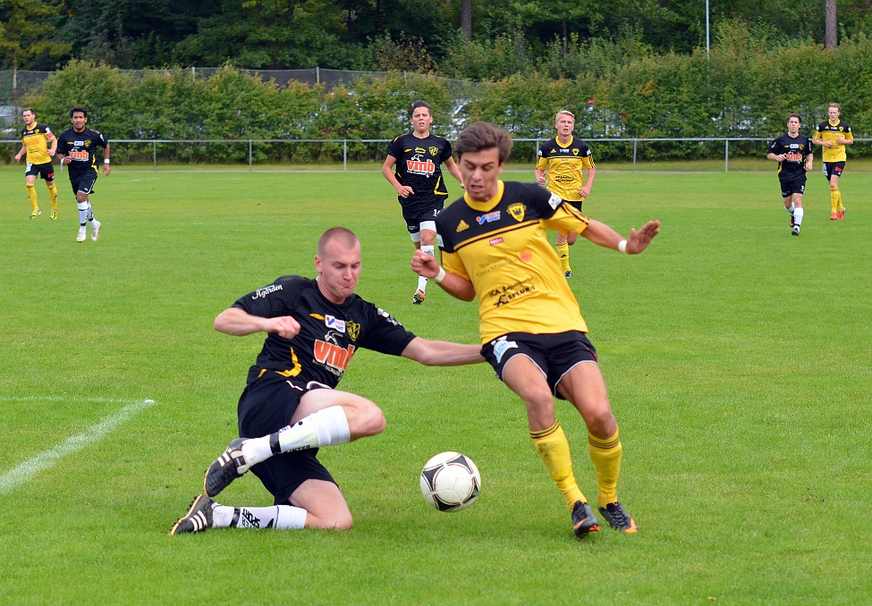 2012_0909_22.JPG - Rio Babovic och Tobias Larsson i närkamp