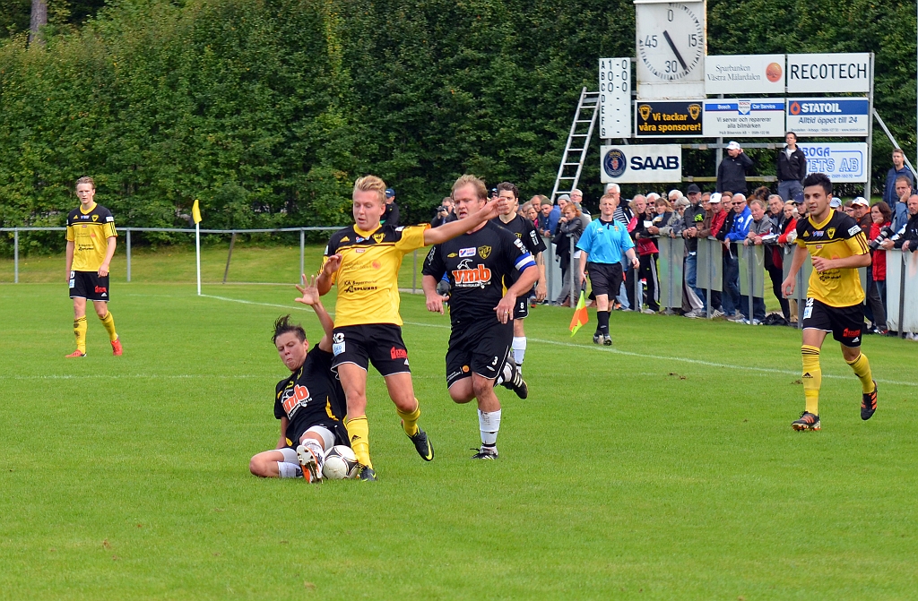 2012_0909_23.JPG - Dervis Grabus försöker att komma loss från sin bevakning