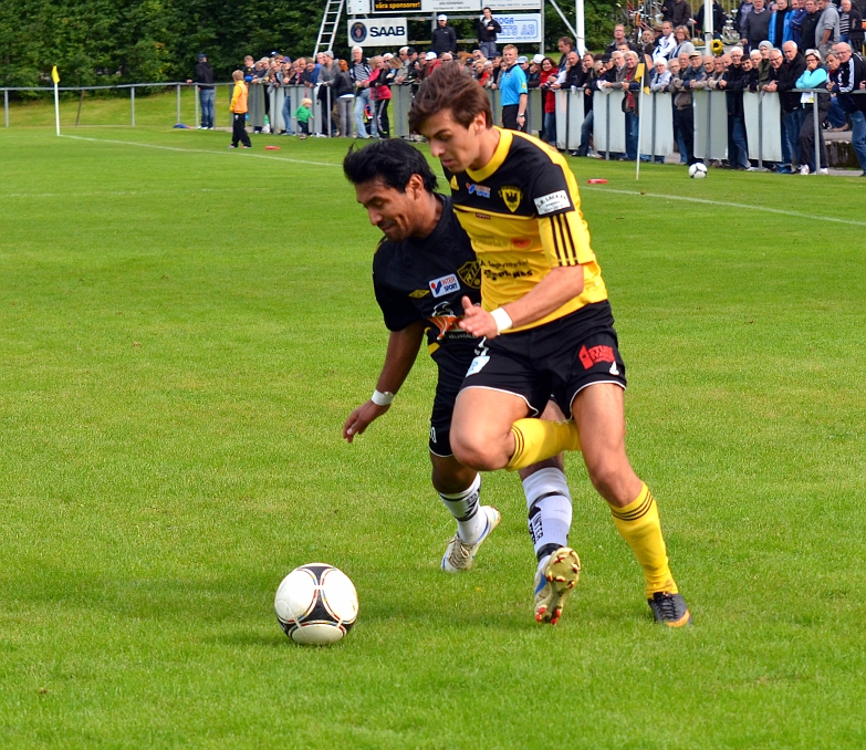 2012_0909_24.JPG - Rio Babovic och Jonas Hammarlund i närkamp