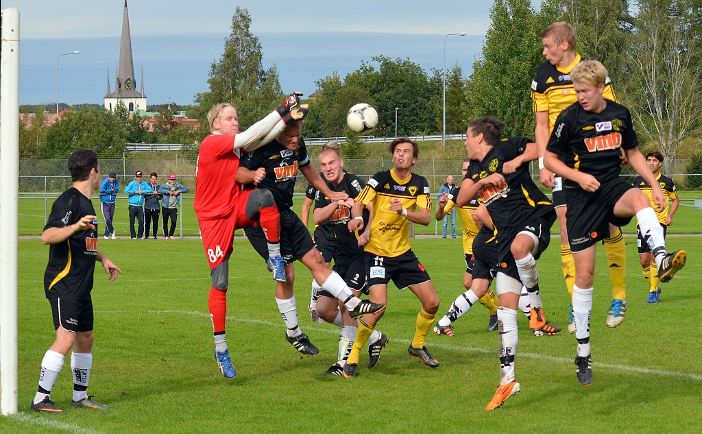 2012_0909_25.JPG - Södra har slår en hörna in mot målet, men Medåkers Johan Reinholdsson nickar undan bollen