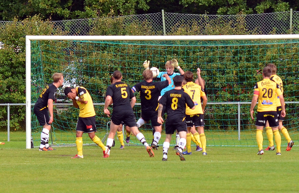 2012_0909_26.JPG - En hörna för Medåker och Johan Reinholdsson är framför målet. . . .