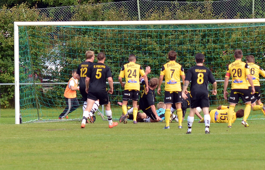 2012_0909_27.JPG - . . . . och han får in bollen i mål, Medåker har kvitterat till 1-1