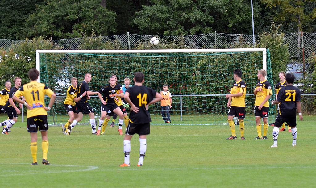 2012_0909_28.JPG - Jonas Hammarlund slår en frispark för Medåker. . . .