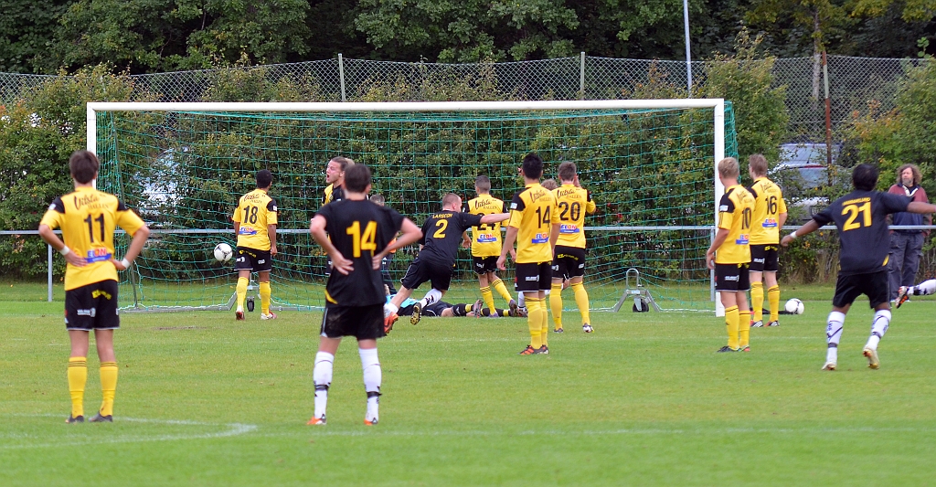2012_0909_29.JPG - . . . . bollen går rakt igenom försvaret och Medåkers Peter Eriksson nickar in ledningsmålet 1-2
