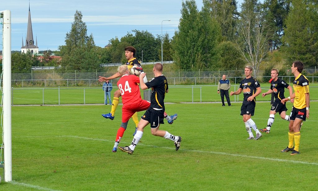 2012_0909_31.JPG - Karim Safari är framme och oroar Medåkers målvakr Daniel Magnusson