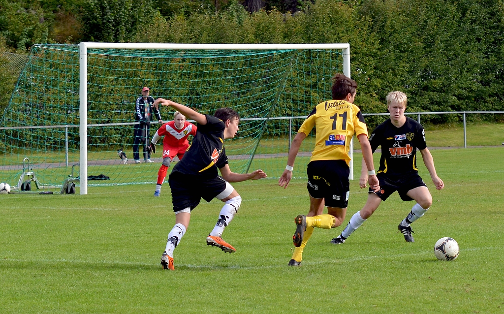2012_0909_32.JPG - Rio Babovic försöker att komma i skottläge i höjd med straffområdsgränsen