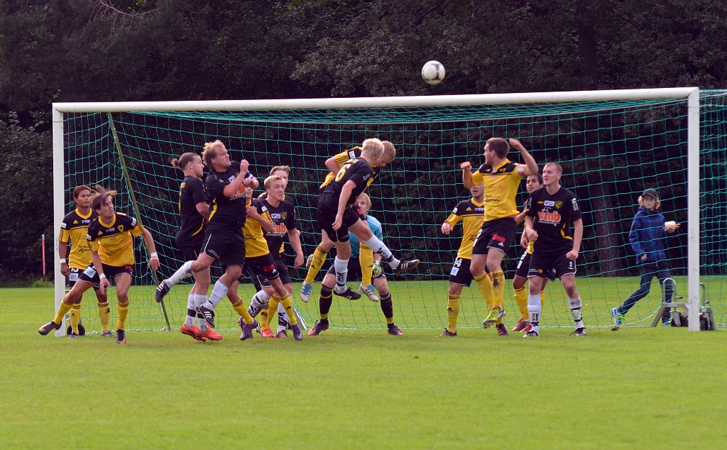 2012_0909_34.JPG - En hörna för Medåker, men Filip Stjernfeldt nickar undan bollen