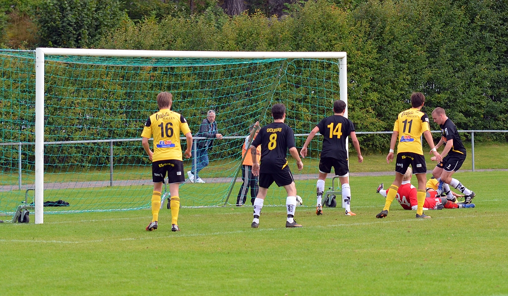 2012_0909_35.JPG - En farlig chans för Södra där bollen går i utsidan stolpen och sedan till Medåkers målvakt