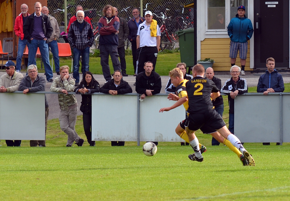 2012_0909_36.JPG - Dervis Grabus utmanar Tobias Larsson på högerkanten