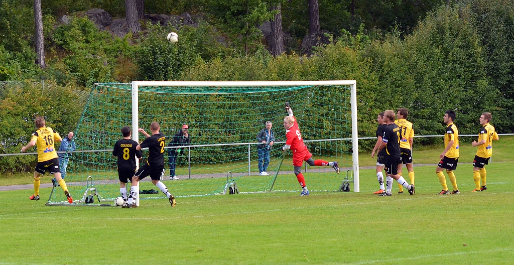 2012_0909_37.JPG - En frispark från Dervis Grabus där bollen tar i ribban och studsar sedan bakom målet