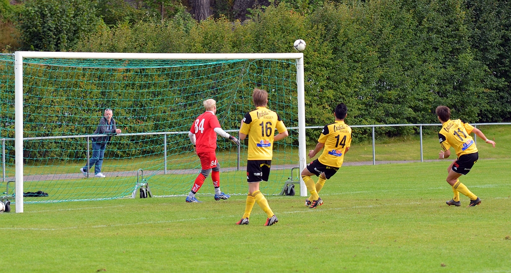 2012_0909_38.JPG - Nära en Södrakvittering men bollen går precis utanför krysset