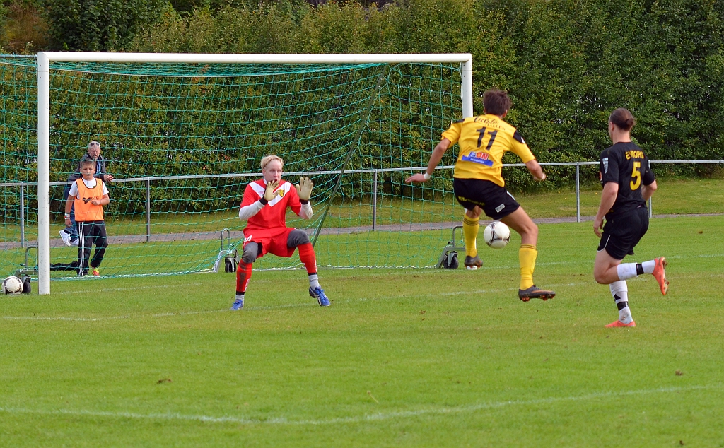 2012_0909_39.JPG - Rio Babovic i bra läge lägger bollen mot bortre stolpen. . . .