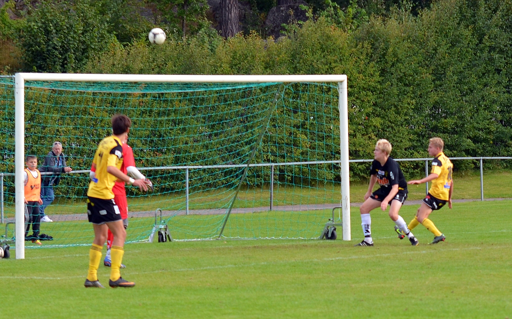 2012_0909_40.JPG - . . . . där kom Dervis Grabus men Medåkers Martin Haglind hinner före och sparkar bollen till hörna