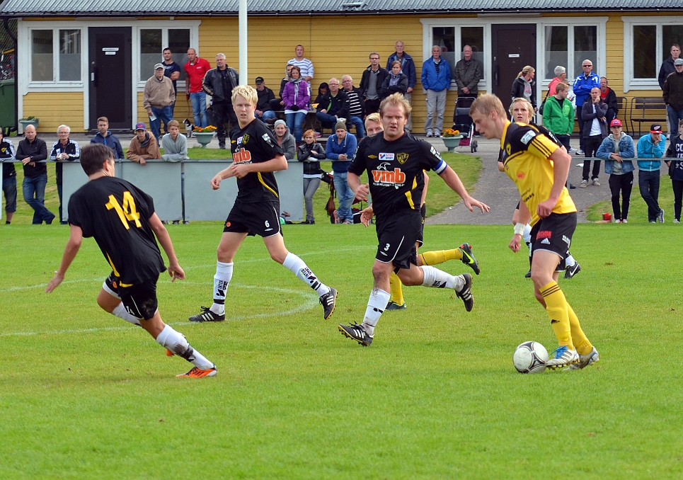 2012_0909_41.JPG - Filip Stjernfeldt letar efter passningsalternativ