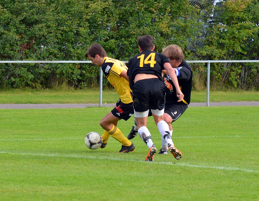 2012_0909_42.JPG - Rio Babovic dribblar i kanten av straffområdet