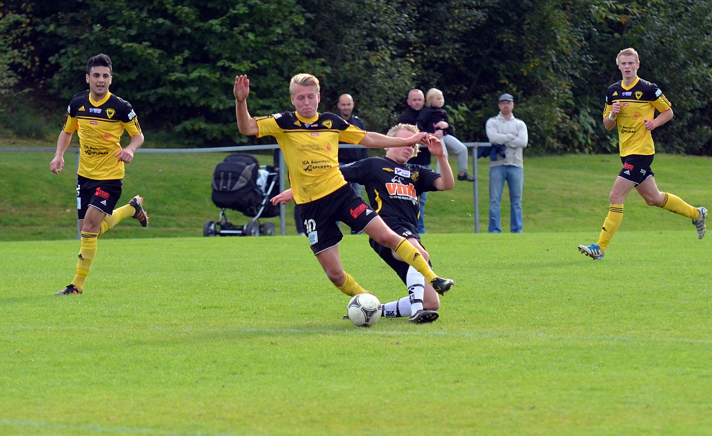 2012_0909_43.JPG - Dervis Grabus försöker att komma loss med bollen