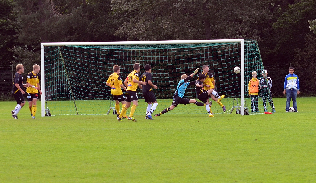 2012_0909_44.JPG - Ett bra läge för medåker i slutet av matchen men bollen går utanför