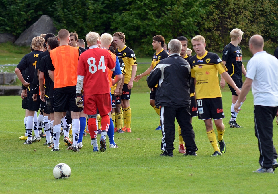 2012_0909_45.JPG - Spelarna tackar varandra efter matchen
