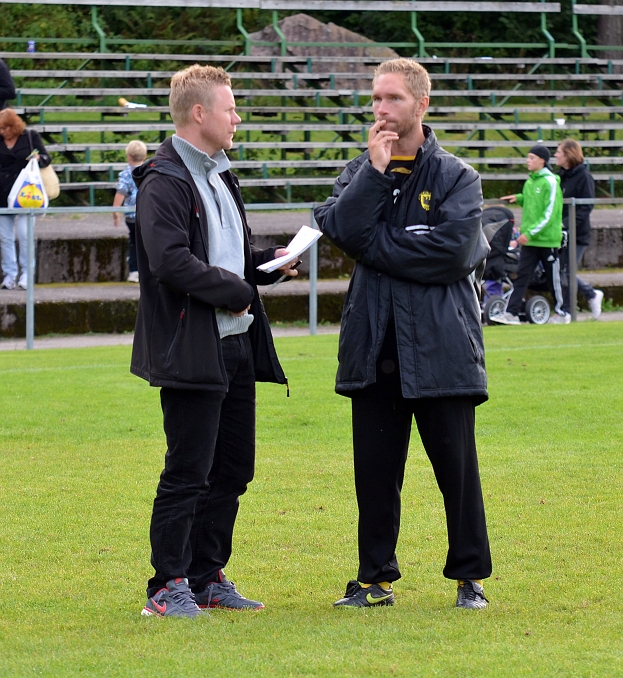 2012_0909_46.JPG - Mikael Wiker pratar med den lokala pressen