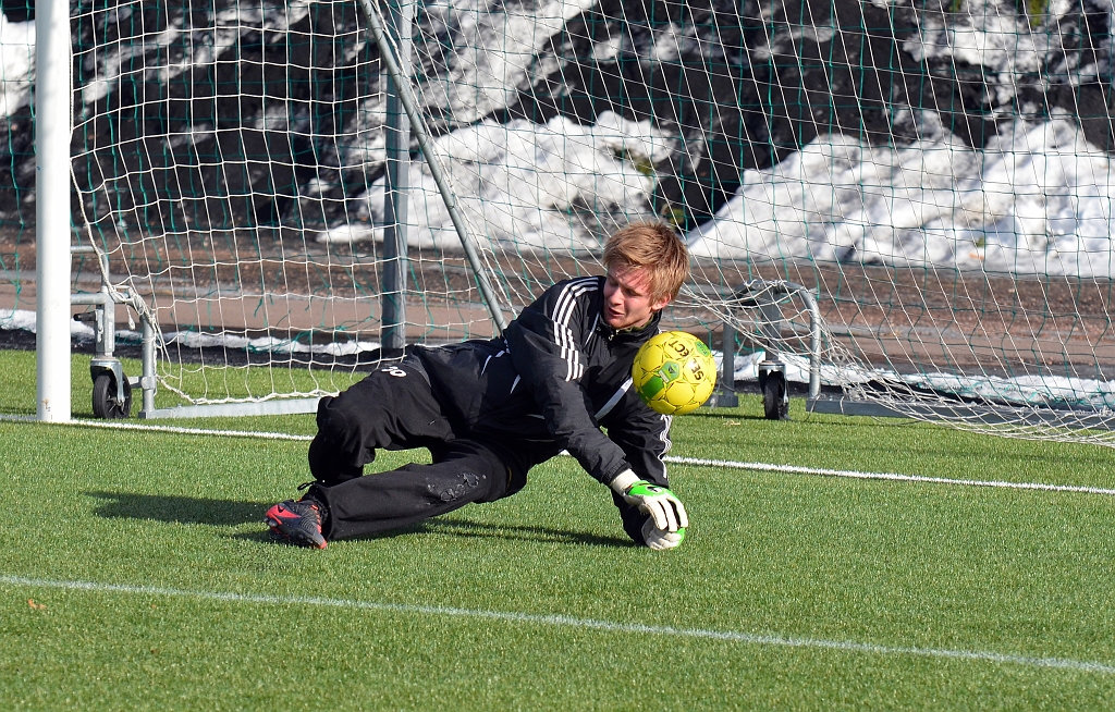 2013_0303_01.JPG - Uppvärmning av Södras målvakt Emil Gillberg