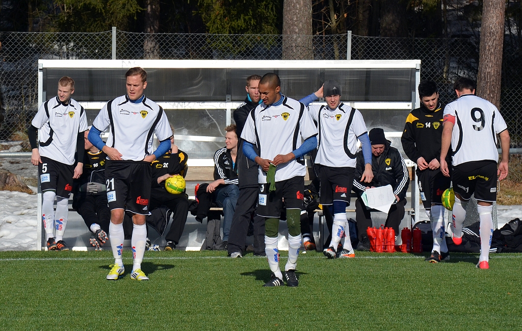 2013_0303_02.JPG - Södra spelar denna match i sitt reservställ (vita tröjor)