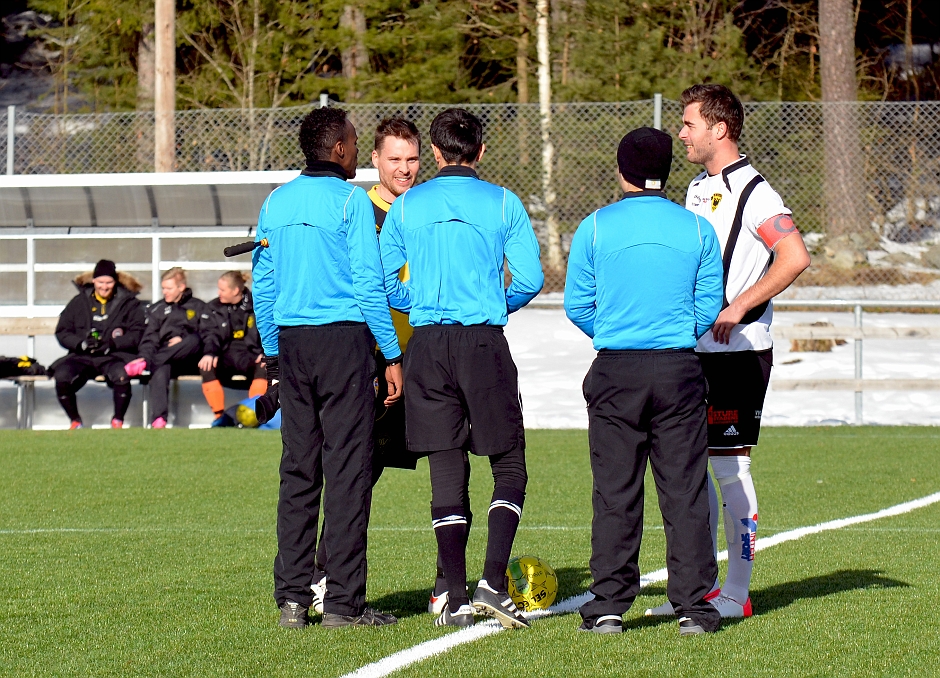 2013_0303_04.JPG - Lagkaptenerna hälsar på varandra och på domartrion