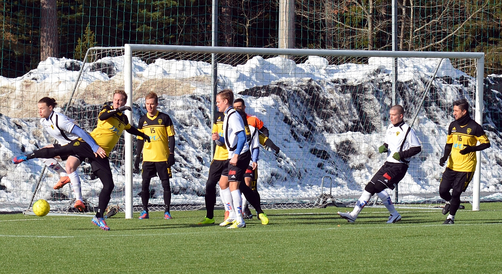 2013_0303_05.JPG - En hörna som blir för kort och Emil Viborg försöker få tag på bollen