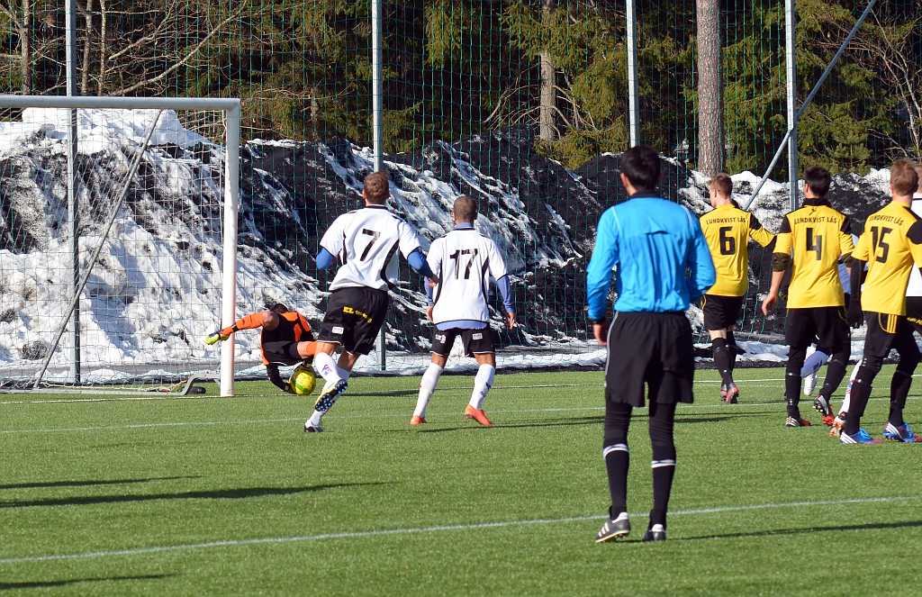 2013_0303_06.JPG - Dingtunas målvakt får göra ett akrobatiskt ingripande nere vid stolproten