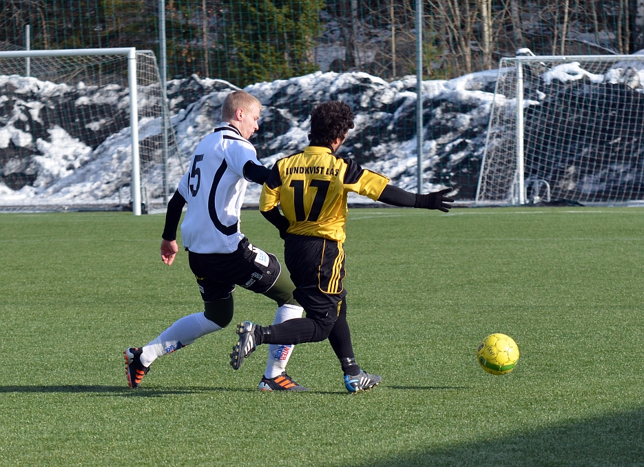 2013_0303_09.JPG - Filip Stjernfeldt trycker ut bollen till inkast