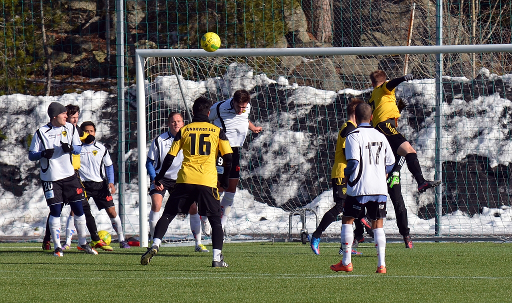 2013_0303_10.JPG - Dennis Boskailo nickar undan bollen efter en hörna