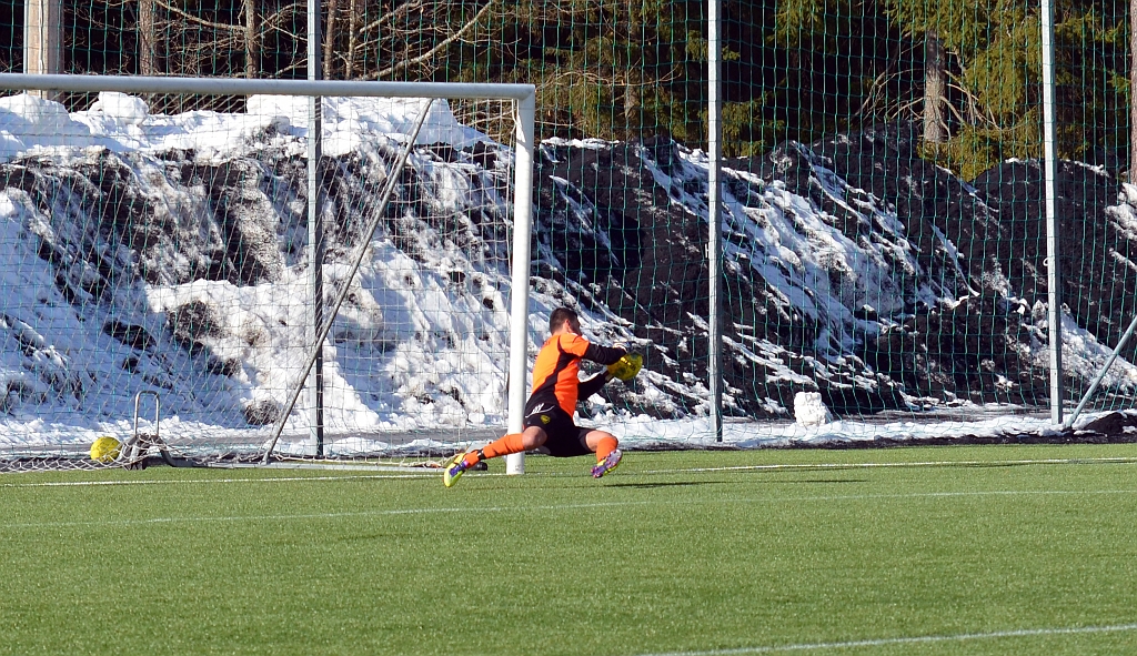 2013_0303_13.JPG - Dingtunamålvakten gör en bra räddning på ett långskott