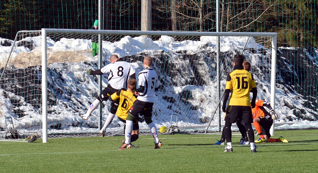 2013_0303_14.JPG - Gustav Gustavsson i ett ypperligt läge men bollen ville inte in i målet