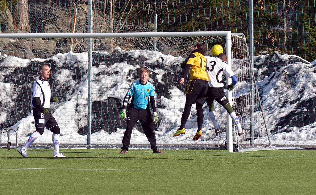 2013_0303_15.JPG - David Persson i nickduell med en Dingtunaforward