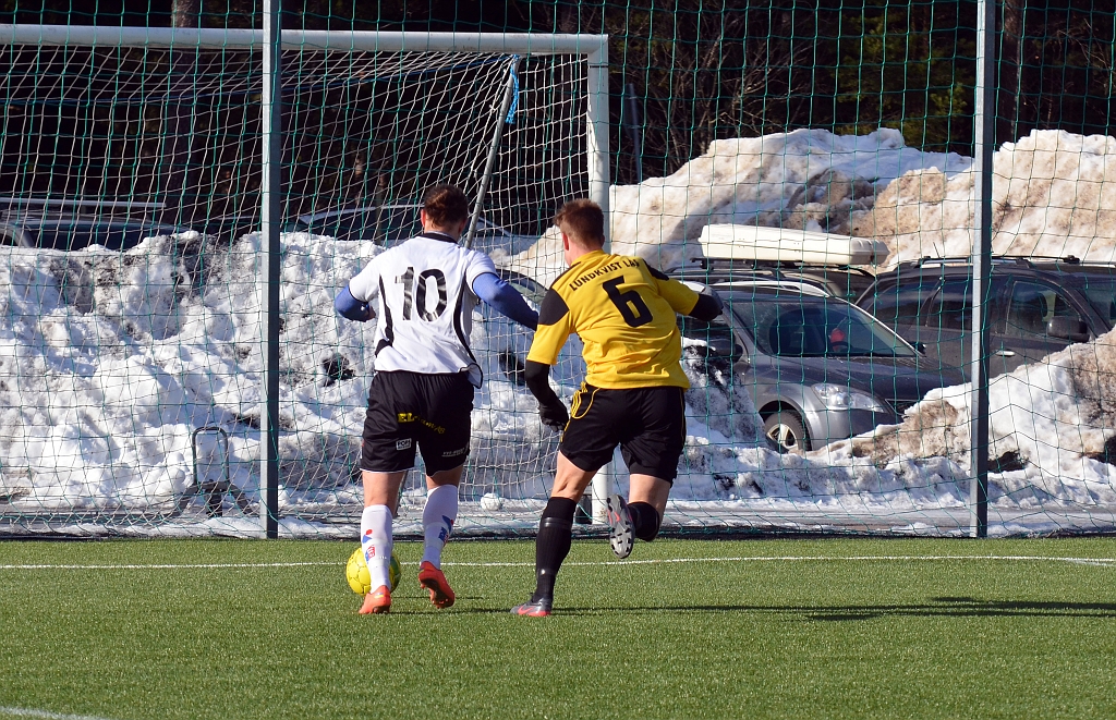 2013_0303_16.JPG - Emil Viborg kommer på kanten och slår ett lågt inlägg . . .