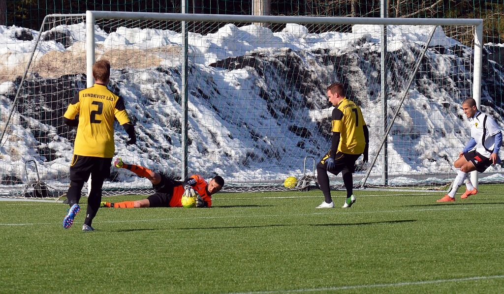 2013_0303_17.JPG - . . . men Dingtunas målvakt går ner och tar hand om bollen