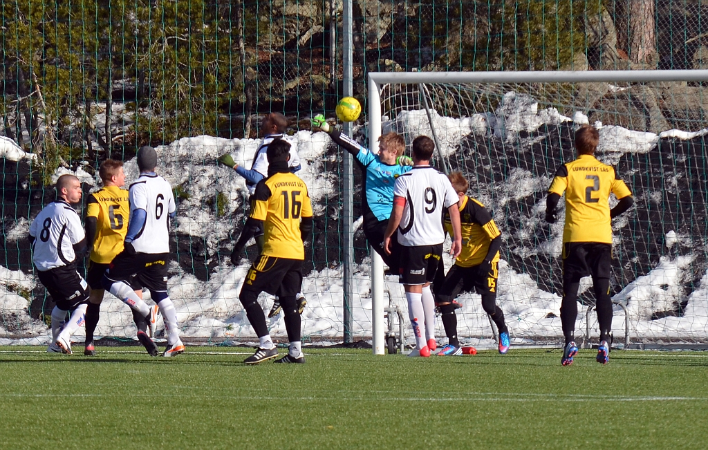 2013_0303_18.JPG - Södras målvakt Emil Gillberg styr undan bollen med armen efter en hörna