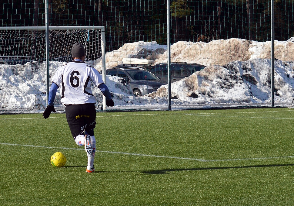 2013_0303_19.JPG - Dennis Jansson kommer på vänsterkanten och slår ett inlägg . . .