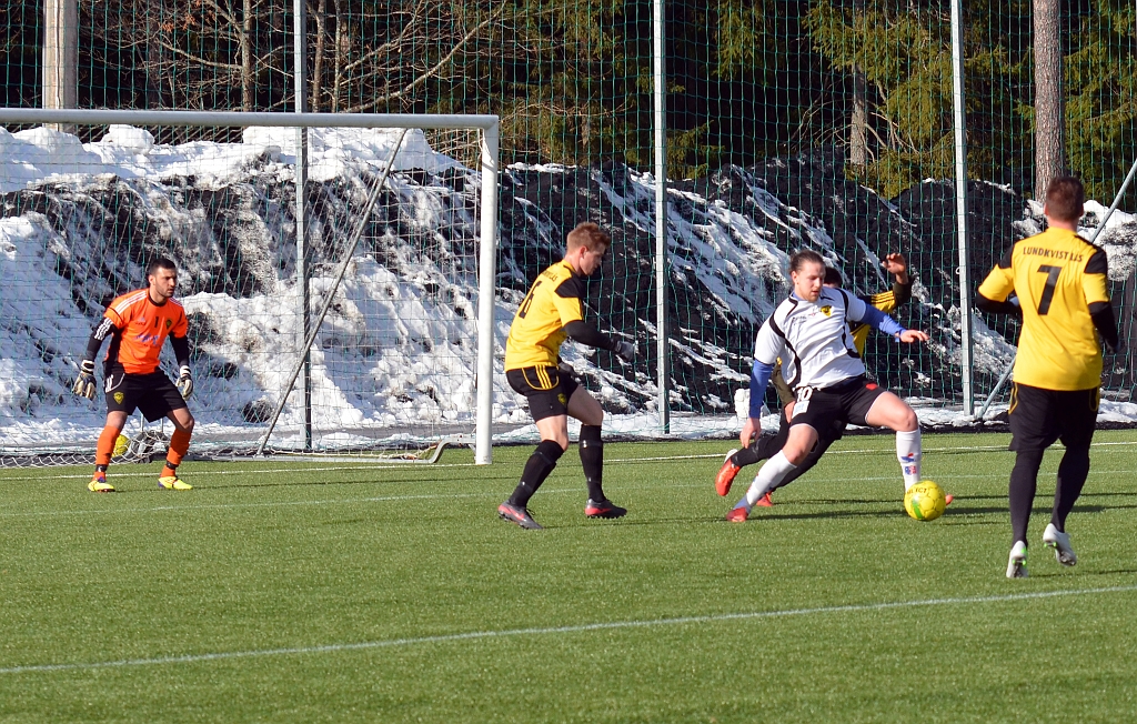 2013_0303_20.JPG - . . . bollen går igenom straffområdet via Emil Viborg . . .