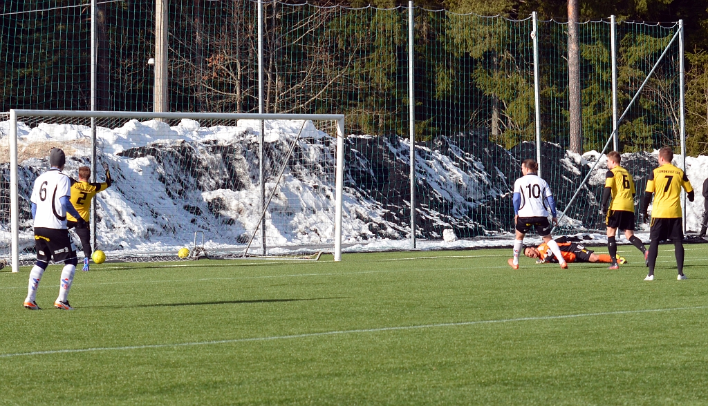 2013_0303_21.JPG - . . . ut till Hazhar Qorbani (utanför bild) som gör 1-0 till Södra