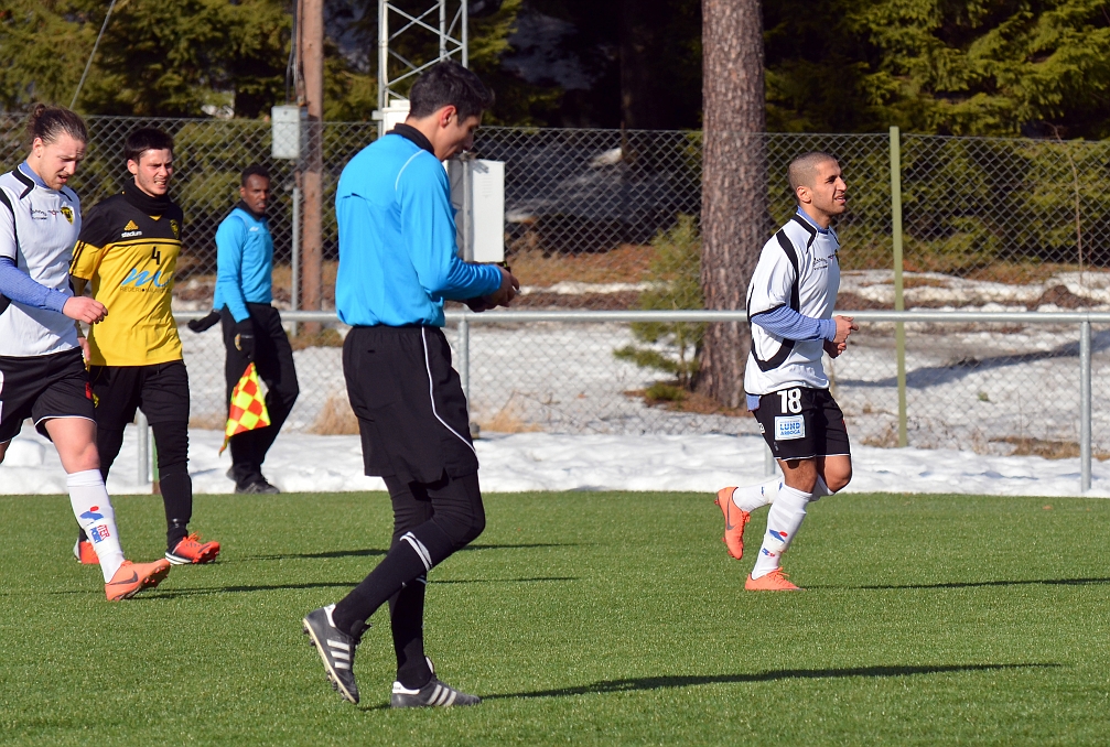 2013_0303_22.JPG - Målskytten på väg upp mot mittlinjen för avspark