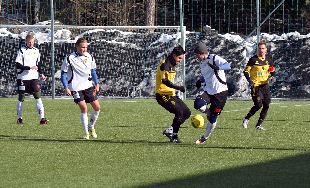2013_0303_23.JPG - Dennis Jansson försöker att få med sig bollen