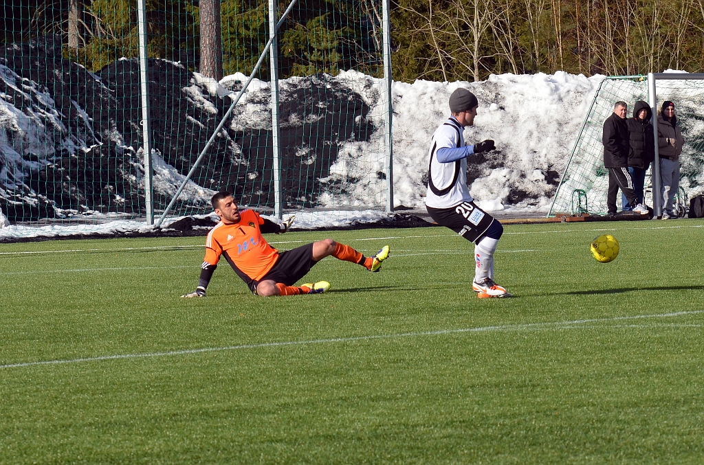 2013_0303_24.JPG - Dennis Jansson får bollen helt ensam med målvakten, men han spelar bollen snett bakåt . . .