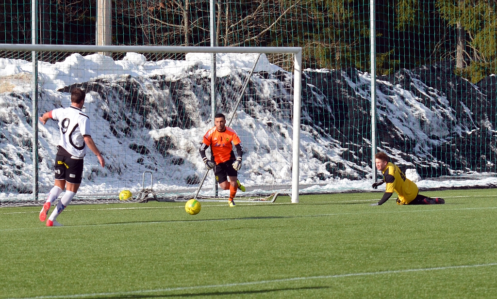 2013_0303_26.JPG - Dennis Boskailo får bollen och är fri med målvakten . . .