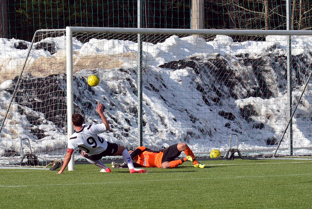 2013_0303_27.JPG - . . . och han gör inget misstag, 2-0 till Södra genom Dennis Boskailo