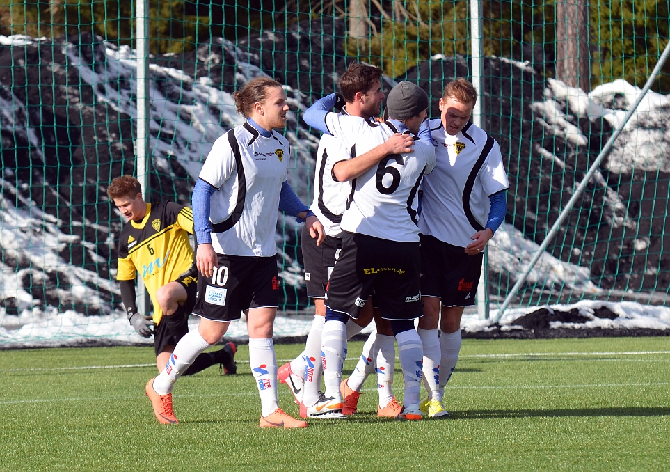 2013_0303_28.JPG - Glada Södraspelare efter 2-0 målet