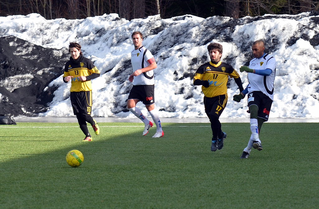 2013_0303_29.JPG - David Persson spelar upp bollen mot mittfältet
